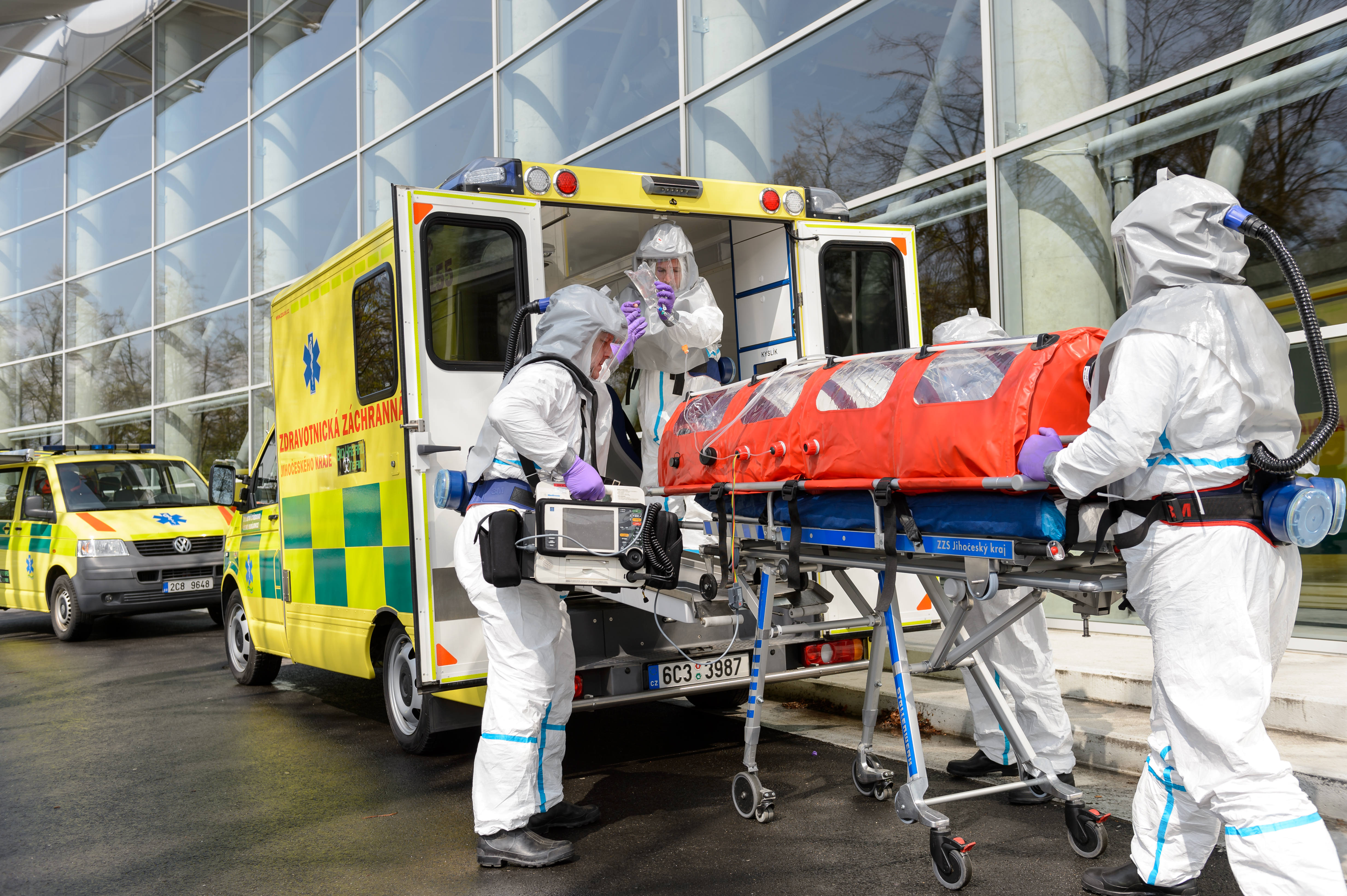 Sanitní vozidlo ZZS JčK - úprava pro transport pacientů s vysoce nakažlivou nákazou